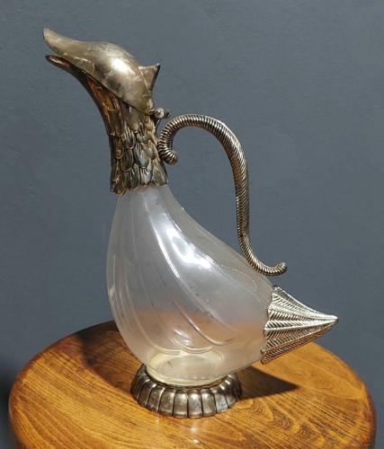 Avrupa, Antika Ördek Temalı Şarap Sürahisi. Silea Marka Tarafından Tasarlanmış, 1970'lerden Kalma, Gümüş Kaplama Metal/Özel Tasarımlı Cam Gövde Karaf. (11×24x29 cm)