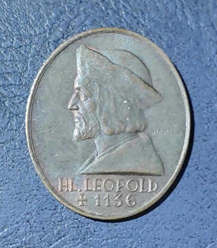 Avusturya, Aziz III. Leopold'un Ölümü'nün 800. Yıldönümü Temalı Hatıra Madalyon. Ön Yüz: Aziz (HL) Leopold'un Portresi ve Yazısı. Arka Yüz: Piskopos Şapkası ve Çapraz Asa, Üç Adet Oval Kalkan, Şehir Simgelerinin Sembolleri (Armaları) ve 1136-1936 