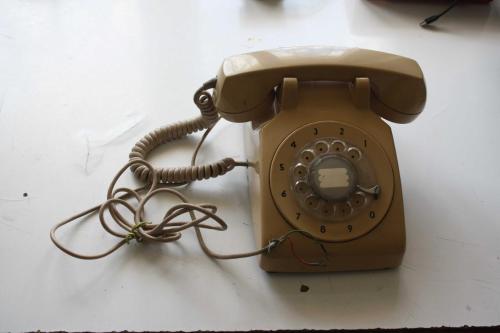Retro Antika çevirmeli Telefon (isimsiz demir raf