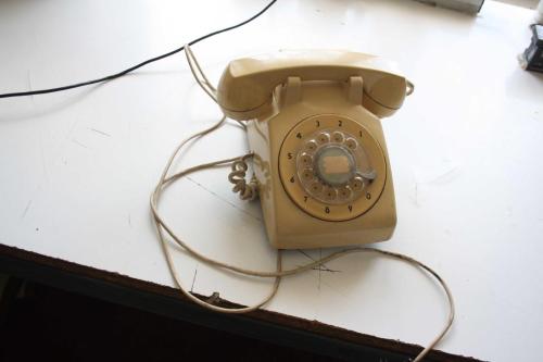 Retro Antika çevirmeli Telefon GÖZUKMEYEN HAFIF HASARLI  (isimsiz demir raf