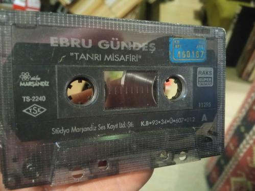 EBRU GÜNDEŞ * TANRI MİSAFİRİ * KARTONETSİZ KASET