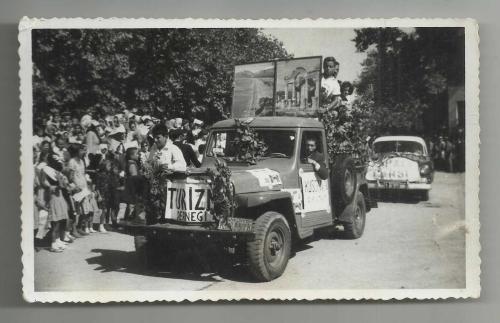 BALIKESİR PLAKALI TURİZM DERNEĞİ PANKARTLI BANDIRMA'NIN KURTULUŞ GÜNÜ SÜSLENMİŞ ARAÇ FOTOĞRAFI...
