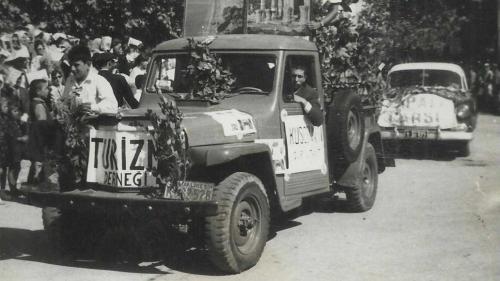 BALIKESİR PLAKALI TURİZM DERNEĞİ PANKARTLI BANDIRMA'NIN KURTULUŞ GÜNÜ SÜSLENMİŞ ARAÇ FOTOĞRAFI...