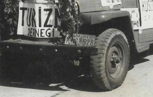 BALIKESİR PLAKALI TURİZM DERNEĞİ PANKARTLI BANDIRMA'NIN KURTULUŞ GÜNÜ SÜSLENMİŞ ARAÇ FOTOĞRAFI...