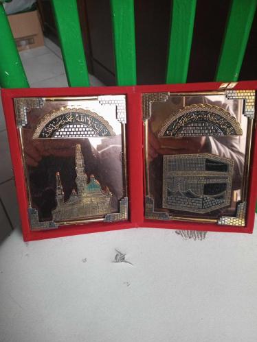 Mescid-i Nebevi ve Kabe tasvirlerini içeren, genellikle Hac veya Umre dönüşlerinde hediye edilen dekoratif bir dini kadife kutusunda Aynalı biblo