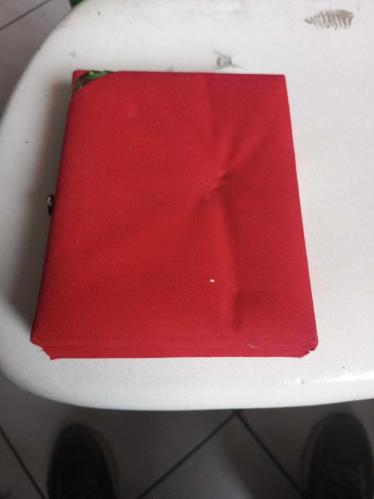 Mescid-i Nebevi ve Kabe tasvirlerini içeren, genellikle Hac veya Umre dönüşlerinde hediye edilen dekoratif bir dini kadife kutusunda Aynalı biblo