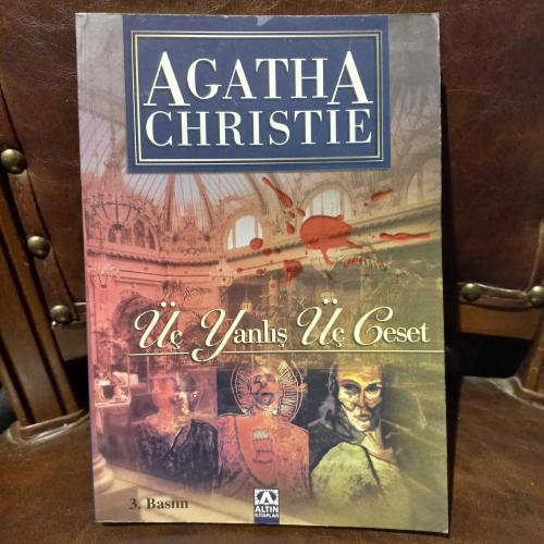 Üç Yanlış Üç Ceset