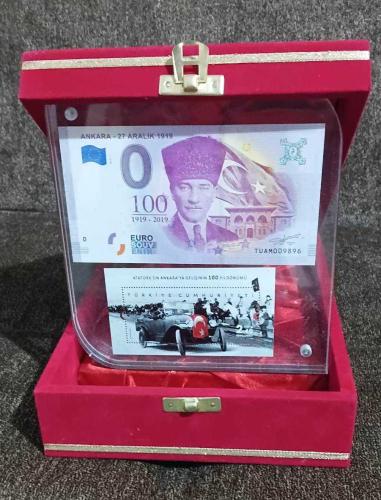 ATATÜRK'ÜN ANKARA'YA GELİŞİ 0 EURO VE PTT PULU KADİFE PLAKET