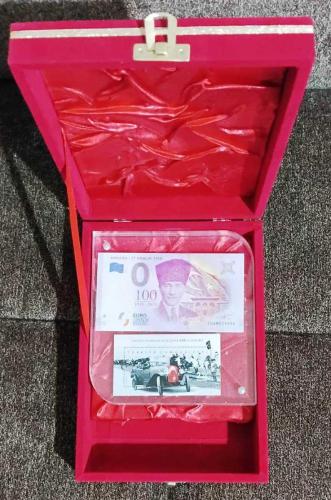 ATATÜRK'ÜN ANKARA'YA GELİŞİ 0 EURO VE PTT PULU KADİFE PLAKET