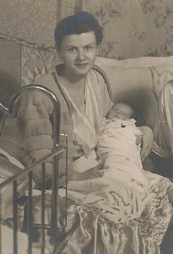 ANNE BABA VE BEBEKLERİ LOHUSA YATAĞI ESKİ DÖNEM FOTOĞRAF...
