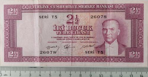 5.EMİSYON 2.TERTİP 2,5 İKİ BUÇUK TÜRK LİRASI SERİ T5 26078 SERİ NUMARALI KAĞIT PARA NATÜREL ÇOK ÇOK TEMİZ EN NADİRİ