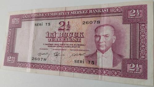 5.EMİSYON 2.TERTİP 2,5 İKİ BUÇUK TÜRK LİRASI SERİ T5 26078 SERİ NUMARALI KAĞIT PARA NATÜREL ÇOK ÇOK TEMİZ EN NADİRİ