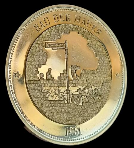 LOT.2 » Doğu Almanya 1961 yılı Berlin Duvarının inşaası Hatıra Altın kaplama Madalyon 40mm