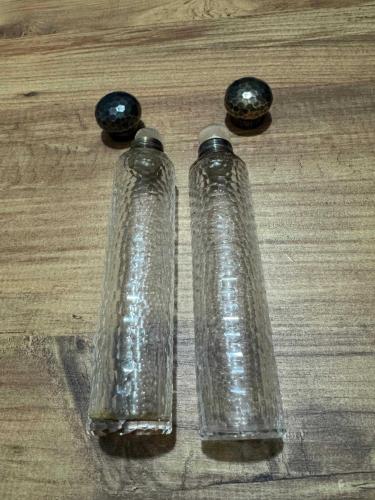 Antika Gümüş Kaplama Kapaklı İkili Cam Şişe Seti Zarafeti ve nostaljiyi bir arada sunan, dövme metal (gümüş kaplama görünümlü) kapaklı ikili cam Parfüm Kolonya şişe seti.