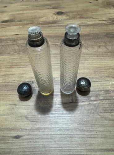Antika Gümüş Kaplama Kapaklı İkili Cam Şişe Seti Zarafeti ve nostaljiyi bir arada sunan, dövme metal (gümüş kaplama görünümlü) kapaklı ikili cam Parfüm Kolonya şişe seti.