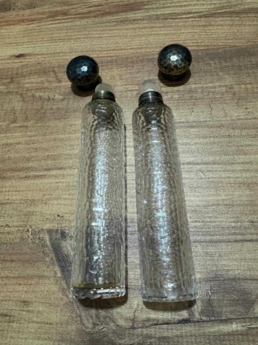Antika Gümüş Kaplama Kapaklı İkili Cam Şişe Seti Zarafeti ve nostaljiyi bir arada sunan, dövme metal (gümüş kaplama görünümlü) kapaklı ikili cam Parfüm Kolonya şişe seti.