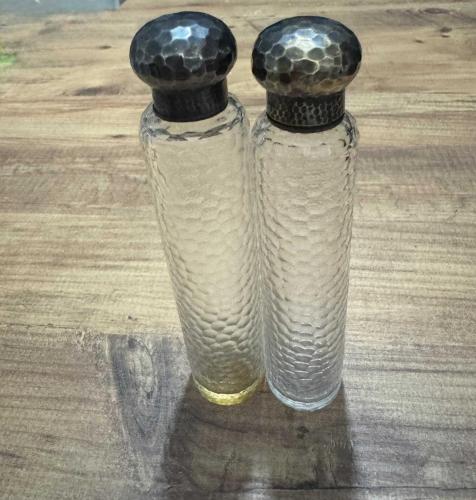 Antika Gümüş Kaplama Kapaklı İkili Cam Şişe Seti Zarafeti ve nostaljiyi bir arada sunan, dövme metal (gümüş kaplama görünümlü) kapaklı ikili cam Parfüm Kolonya şişe seti.