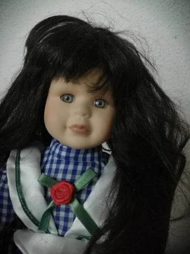 SİYAH UZUN SAÇLI PORSELEN BEBEK, TERTEMİZ BOY 40 CM ÇOK TATLI