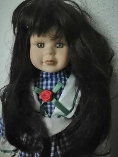 SİYAH UZUN SAÇLI PORSELEN BEBEK, TERTEMİZ BOY 40 CM ÇOK TATLI
