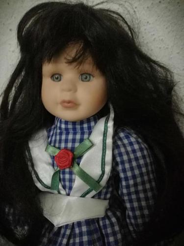 SİYAH UZUN SAÇLI PORSELEN BEBEK, TERTEMİZ BOY 40 CM ÇOK TATLI
