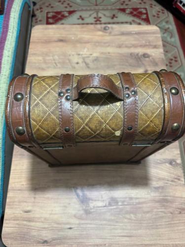 Dekoratif Vintage Tasarım Ahşap Sandık / Kutu Kapitoneli (baklava desenli) dış yüzey, deri şeritler ve pirinç rengi perçinlerle zenginleştirilmiş nostaljik görünüm. Boy 39 cm Genişlik 30 cm  En 13 cm