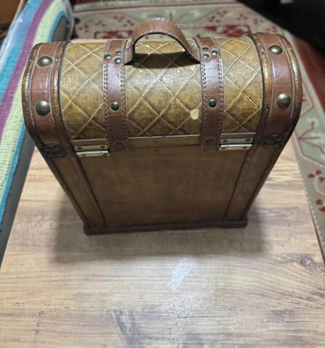 Dekoratif Vintage Tasarım Ahşap Sandık / Kutu Kapitoneli (baklava desenli) dış yüzey, deri şeritler ve pirinç rengi perçinlerle zenginleştirilmiş nostaljik görünüm. Boy 39 cm Genişlik 30 cm  En 13 cm