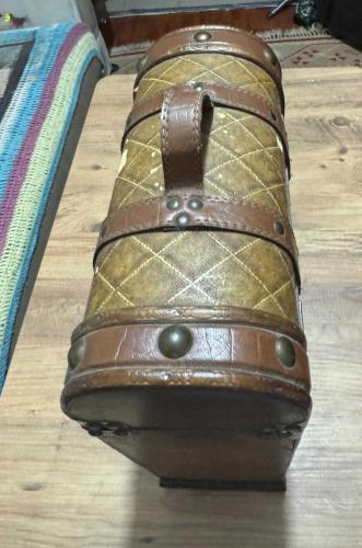 Dekoratif Vintage Tasarım Ahşap Sandık / Kutu Kapitoneli (baklava desenli) dış yüzey, deri şeritler ve pirinç rengi perçinlerle zenginleştirilmiş nostaljik görünüm. Boy 39 cm Genişlik 30 cm  En 13 cm