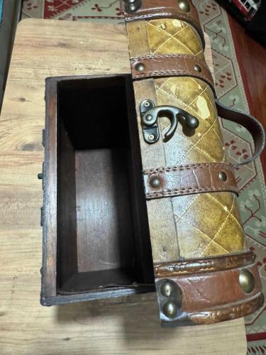Dekoratif Vintage Tasarım Ahşap Sandık / Kutu Kapitoneli (baklava desenli) dış yüzey, deri şeritler ve pirinç rengi perçinlerle zenginleştirilmiş nostaljik görünüm. Boy 39 cm Genişlik 30 cm  En 13 cm