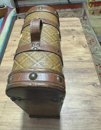Dekoratif Vintage Tasarım Ahşap Sandık / Kutu Kapitoneli (baklava desenli) dış yüzey, deri şeritler ve pirinç rengi perçinlerle zenginleştirilmiş nostaljik görünüm. Boy 39 cm Genişlik 30 cm  En 13 cm