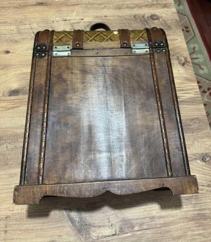 Dekoratif Vintage Tasarım Ahşap Sandık / Kutu Kapitoneli (baklava desenli) dış yüzey, deri şeritler ve pirinç rengi perçinlerle zenginleştirilmiş nostaljik görünüm. Boy 39 cm Genişlik 30 cm  En 13 cm