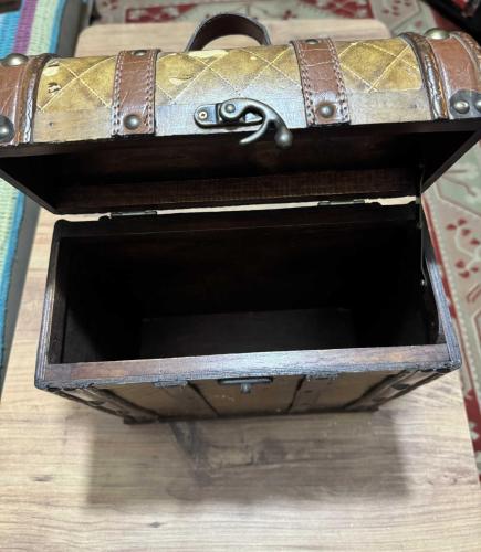Dekoratif Vintage Tasarım Ahşap Sandık / Kutu Kapitoneli (baklava desenli) dış yüzey, deri şeritler ve pirinç rengi perçinlerle zenginleştirilmiş nostaljik görünüm. Boy 39 cm Genişlik 30 cm  En 13 cm