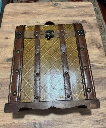 Dekoratif Vintage Tasarım Ahşap Sandık / Kutu Kapitoneli (baklava desenli) dış yüzey, deri şeritler ve pirinç rengi perçinlerle zenginleştirilmiş nostaljik görünüm. Boy 39 cm Genişlik 30 cm  En 13 cm