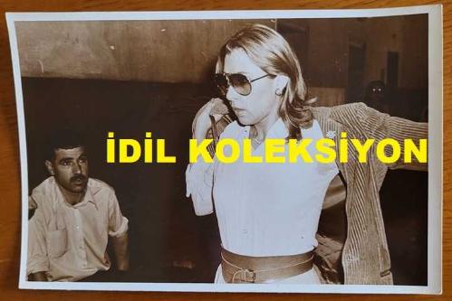 Efemera - ŞARKICI ve SÖZ YAZARI NİLÜFER'İN ORİJİNAL FOTOĞRAFI (NİLÜFER YUMLU) - 18 x 12 cm EBADINDA - NİLÜFER, ESKİ EŞİ YEŞİL GİRESUNLU HAKKINDA AÇTIĞI DAVA İÇİN GİTTİĞİ 9'UNCU ASLİYE CEZA MAHKEMESİ'NDEN ÇIKARKEN ÇEKİLMİŞ BİR KARE. 14 EKİM 1981 - kitantik - kitaLog
