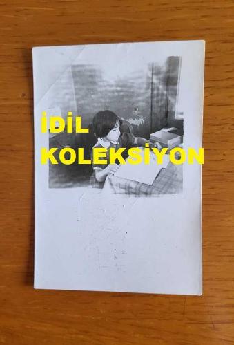 ŞARKICI ve SÖZ YAZARI NİLÜFER'İN ORİJİNAL MİNİ BOY FOTOĞRAFI (NİLÜFER YUMLU) - 6 x 6 cm EBADINDA - NİLÜFER, İLKOKUL YILLARINDA DERS ÇALIŞIRKEN ÇEKİLMİŞ BİR KARE