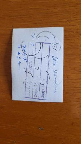 ŞARKICI ve SÖZ YAZARI NİLÜFER'İN ORİJİNAL MİNİ BOY FOTOĞRAFI (NİLÜFER YUMLU) - 6 x 6 cm EBADINDA - NİLÜFER, İLKOKUL YILLARINDA DERS ÇALIŞIRKEN ÇEKİLMİŞ BİR KARE