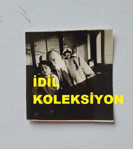 ŞARKICI ve SÖZ YAZARI NİLÜFER'İN ORİJİNAL MİNİ BOY FOTOĞRAFI (NİLÜFER YUMLU) - 5,5 x 5 cm EBADINDA - NİLÜFER, İLKOKUL YILLARINDA BABASI CEMİL YUMLU'NUN YANINDA OTURURKEN ÇEKİLMİŞ BİR KARE