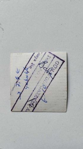 ŞARKICI ve SÖZ YAZARI NİLÜFER'İN ORİJİNAL MİNİ BOY FOTOĞRAFI (NİLÜFER YUMLU) - 5,5 x 5 cm EBADINDA - NİLÜFER, İLKOKUL YILLARINDA BABASI CEMİL YUMLU'NUN YANINDA OTURURKEN ÇEKİLMİŞ BİR KARE