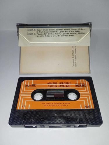 Kaset  Ankaralı Kadriye sözlü oyun havaları. Orijinal Uzelli 1047 dönem Kağıt baskı. Kaset ve kartonet temiz, sorunsuz çalışıyor koleksiyonluk