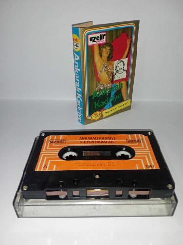 Kaset  Ankaralı Kadriye sözlü oyun havaları. Orijinal Uzelli 1047 dönem Kağıt baskı. Kaset ve kartonet temiz, sorunsuz çalışıyor koleksiyonluk