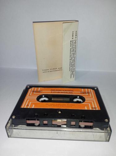 Kaset  Ankaralı Kadriye sözlü oyun havaları. Orijinal Uzelli 1047 dönem Kağıt baskı. Kaset ve kartonet temiz, sorunsuz çalışıyor koleksiyonluk