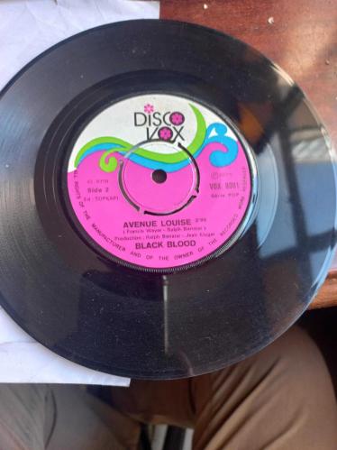 Black Blood Şarkı: Avenue Louise Yıl: 1976 Etiket: Disco Vox (VOX 8001) Çeviri Şarkı Adı: Avenue Louise Sanatçı: Black Blood Yapımcılar: Ralph Benatar, Jean Kluger Süre: 3'06