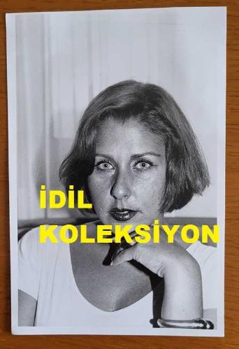 ŞARKICI ve SÖZ YAZARI NİLÜFER'İN ORİJİNAL FOTOĞRAFI (NİLÜFER YUMLU) - 18 x 12 cm EBADINDA - NİLÜFER, KADRAJA POZ VERİRKEN YAKINDAN ÇEKİLMİŞ NET KALİTEDE BİR FOTOĞRAF