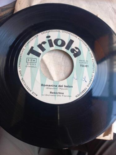 Robertino (Otto Francker Orkestrası eşliğinde). Şarkı: Romanina del baion (Cherubini