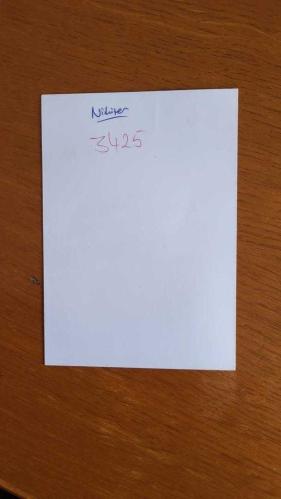 ŞARKICI ve SÖZ YAZARI NİLÜFER'İN ORİJİNAL FOTOĞRAFI (NİLÜFER YUMLU) - 12,5 x 9 cm EBADINDA - NİLÜFER, KADRAJA POZ VERİRKEN ÇEKİLMİŞ BİR KARE