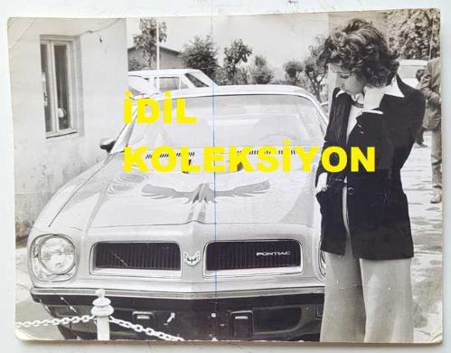 ŞARKICI ve SÖZ YAZARI NİLÜFER'İN ORİJİNAL BÜYÜK BOY FOTOĞRAFI (NİLÜFER YUMLU) - 24 x 18 cm EBADINDA - NİLÜFER, PONTIAC MARKA SPOR OTOMOBİLİNİN YANINDA POZ VERİRKEN ÇEKİLMİŞ BİR KARE