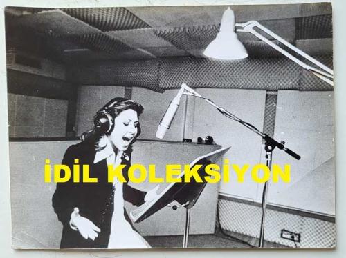 ŞARKICI ve SÖZ YAZARI NİLÜFER'İN ORİJİNAL BÜYÜK BOY FOTOĞRAFI (NİLÜFER YUMLU) - 24 x 18 cm EBADINDA - NİLÜFER, STÜDYODA KAYIT DOLDURURKEN ÇEKİLMİŞ BİR KARE