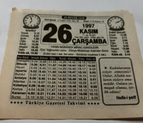 26 Kasım 1997-Orijinal Takvim Yaprağı-Doğum Günü-Söz,Nişan,Nikâh,Düğün ve Önemli Günler Hediyesi-Türkiye Gazetesi Takvimi-Ayet,Hadis (Hadis-i Şerif)-YARIN MÜBAREK MİRAC KANDİLİDİR-Güz Yağmurları Sonu-Dünya Müslüman Kadınlar Günü-Abdulhakim-i Arvasi-Havuç Kızartması-Erkek:Ali,Kız:Zühal