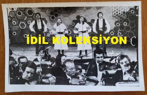 ŞARKICI ve SÖZ YAZARI NİLÜFER'İN ORİJİNAL AJANS-BASIN FOTOĞRAFI (NİLÜFER YUMLU) - 18 x 12 cm EBADINDA - NİLÜFER, SAHNEDEYKEN ÇEKİLMİŞ BİR KARE