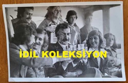 ŞARKICI ve SÖZ YAZARI NİLÜFER'İN ORİJİNAL AJANS-BASIN FOTOĞRAFI (NİLÜFER YUMLU) - 18 x 12 cm EBADINDA - NİLÜFER, RIZA SİLAHLIPODA ve SANATÇI DOSTLARIYLA KADEH TOKUŞTURURKEN ÇEKİLMİŞ BİR KARE