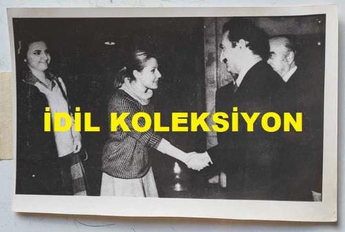 ŞARKICI ve SÖZ YAZARI NİLÜFER'İN ORİJİNAL AJANS-BASIN FOTOĞRAFI (NİLÜFER YUMLU) - 18 x 12 cm EBADINDA - NİLÜFER, KATILDIĞI BİR KOKTEYLDE BÜLENT ECEVİT İLE TOKALAŞIRKEN ÇEKİLMİŞ BİR KARE (İLHAN KUYUCU)